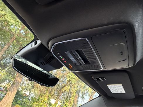 Used 2025 Chevrolet Traverse RS FWD image 31