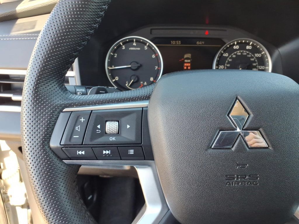 Used 2025 Mitsubishi Outlander SE AWD/4WD image 9