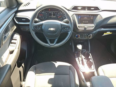Used 2023 Chevrolet TrailBlazer LT FWD image 2