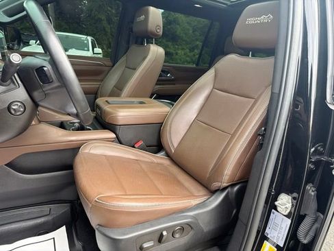 Used 2023 Chevrolet Suburban High Country w/ Premium Package 2 AWD/4WD image 23