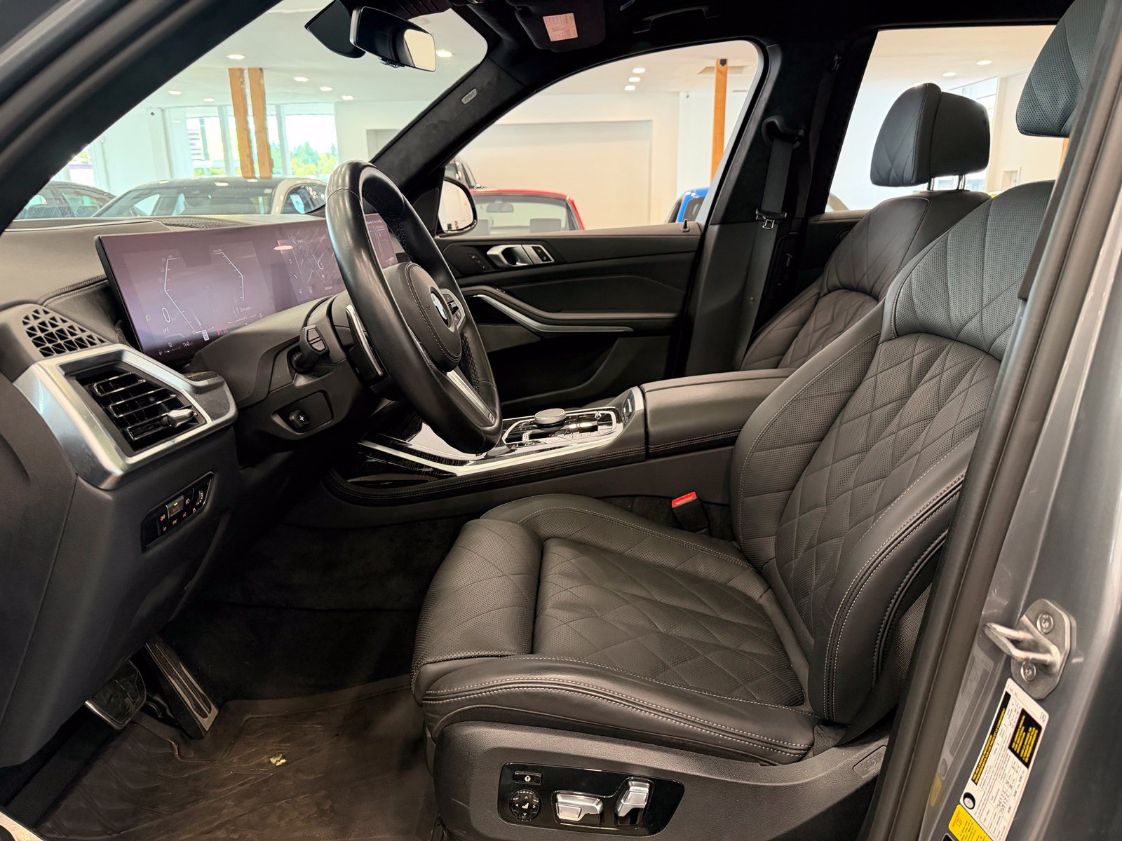 Used 2023 BMW X7 xDrive40i w/ M Sport Package AWD/4WD image 17