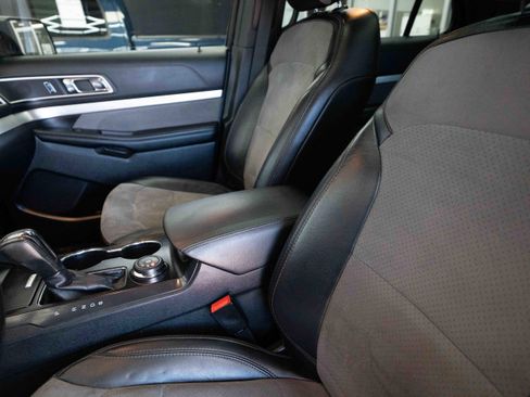 Used 2017 Ford Explorer XLT w/ Equipment Group 202A image 10