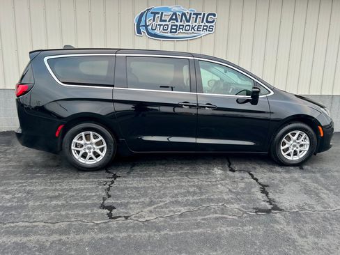 Used 2024 Chrysler Voyager LX image 3