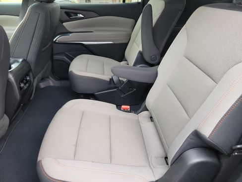 Used 2025 Chevrolet Traverse LT image 14