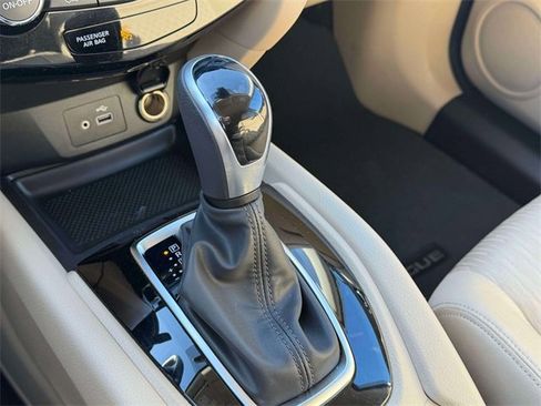 Used 2020 Nissan Rogue SV image 34