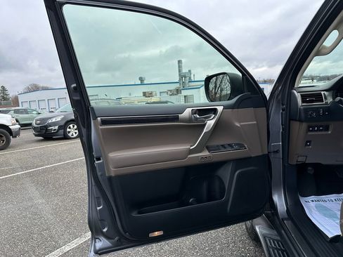 Used 2020 Lexus GX 460 Premium w/ Premium Package image 13