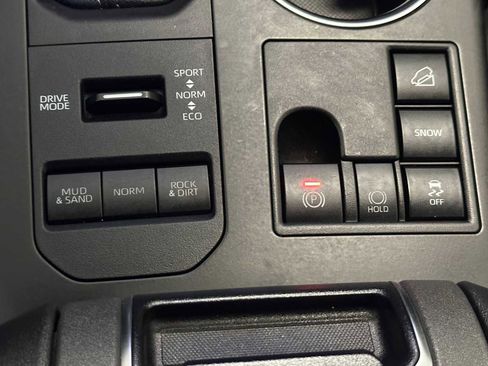 Used 2023 Toyota Highlander XLE AWD/4WD image 16