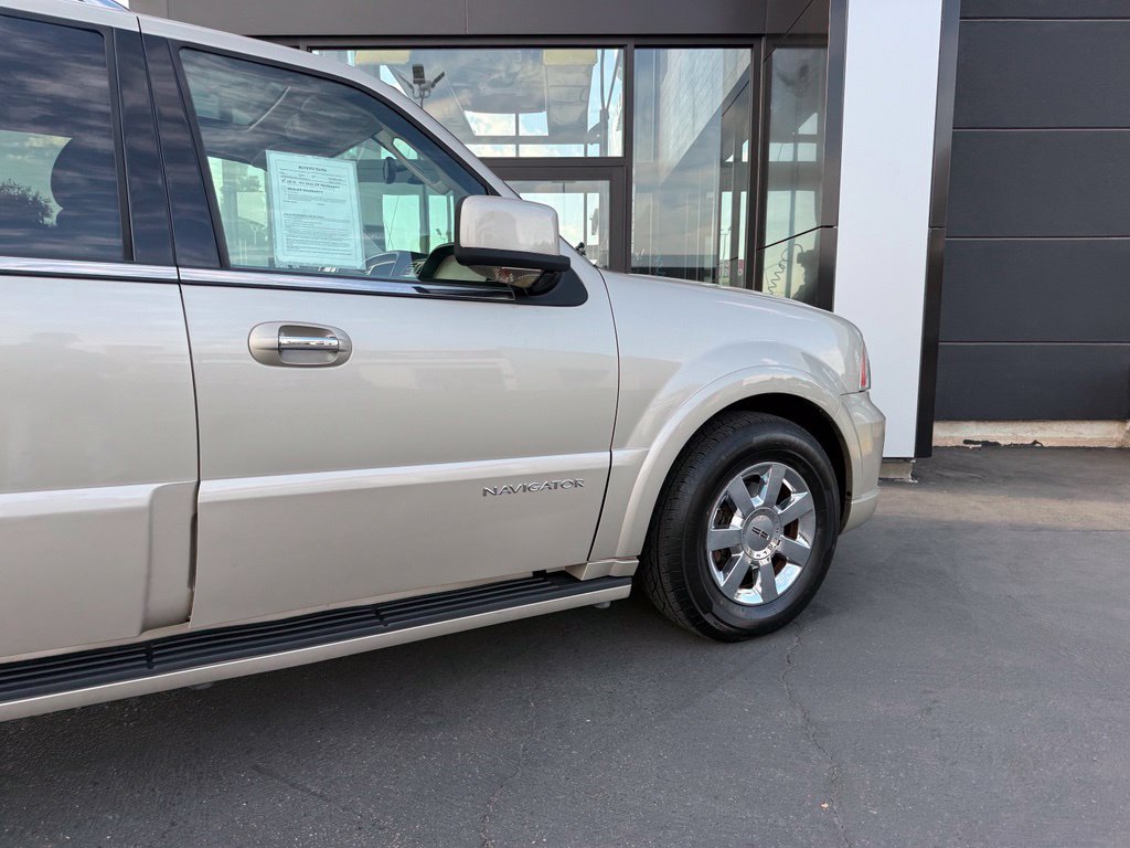 Used 2005 Lincoln Navigator Ultimate AWD/4WD image 15