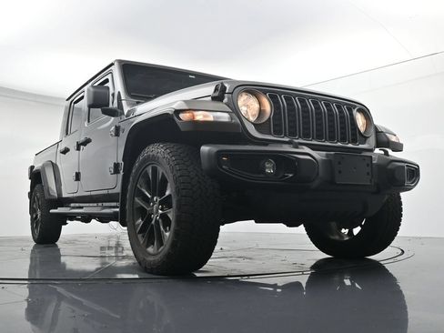 Used 2025 Jeep Gladiator Sport AWD/4WD image 18
