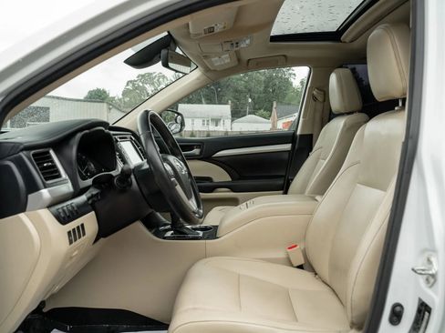 Used 2018 Toyota Highlander XLE AWD/4WD image 7