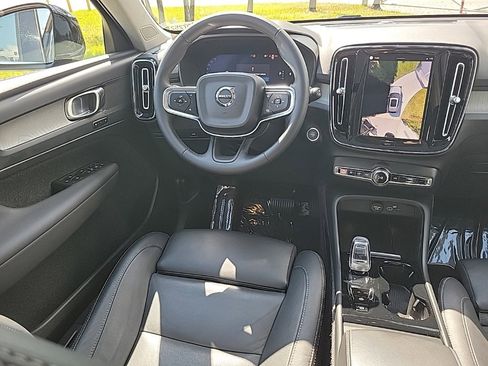 Used 2025 Volvo XC40 B5 Plus image 10