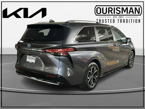 Used 2025 Toyota Sienna Platinum image 4