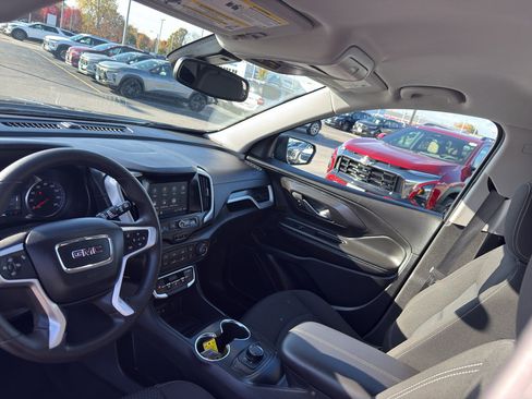 Used 2024 GMC Terrain SLE image 24