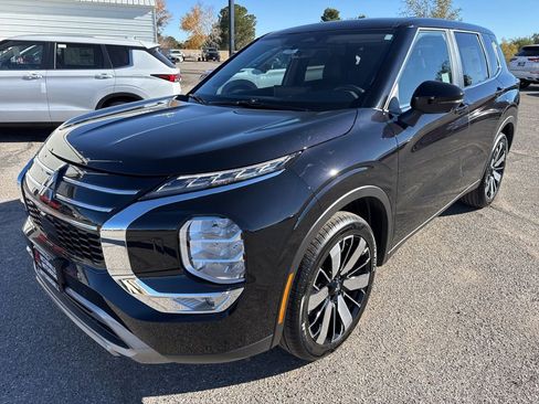 New 2025 Mitsubishi Outlander SE image 3