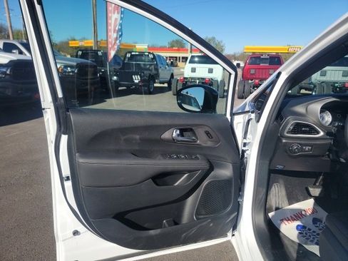 New 2025 Chrysler Pacifica Select image 11