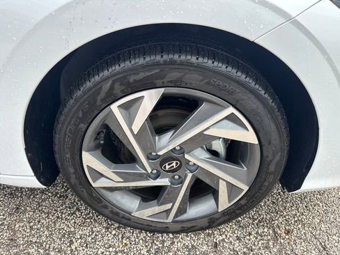 Used 2025 Hyundai Elantra Limited FWD image 9