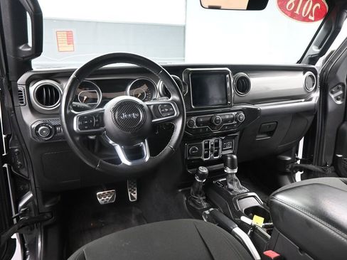 Used 2018 Jeep Wrangler Unlimited Sahara image 15