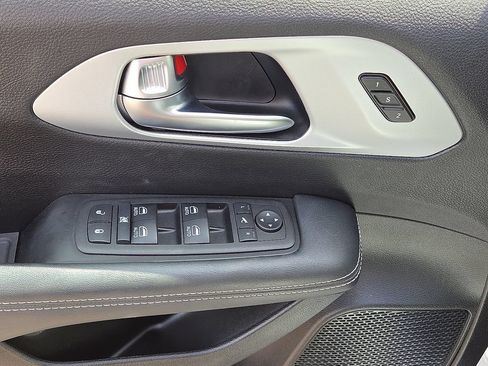 Used 2025 Chrysler Pacifica Limited FWD image 21