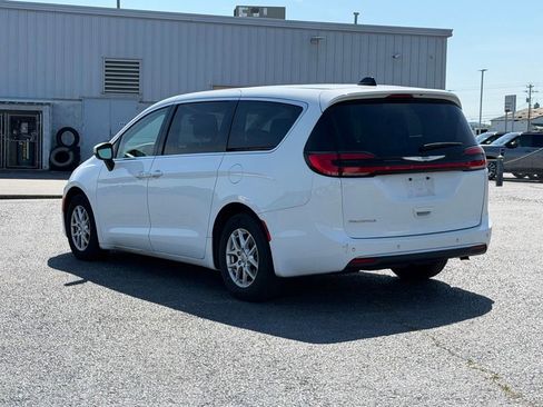 Used 2023 Chrysler Pacifica Touring-L FWD image 7