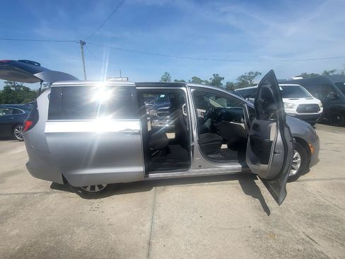 Used 2017 Chrysler Pacifica Touring w/ Tire & Wheel Group FWD image 81