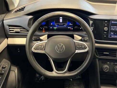 Certified 2022 Volkswagen Taos SE FWD image 19