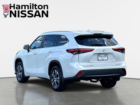 Used 2023 Toyota Highlander XLE image 4