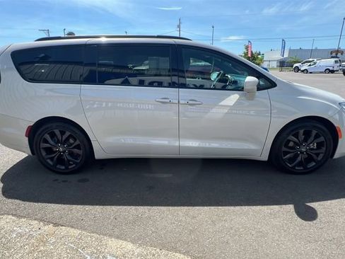 Used 2019 Chrysler Pacifica Touring-L w/ S Appearance Package FWD image 4