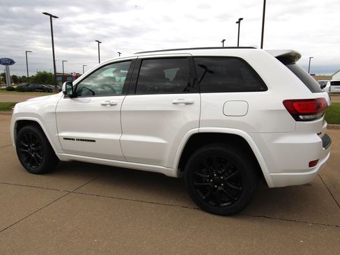 Used 2017 Jeep Grand Cherokee Altitude AWD/4WD image 15