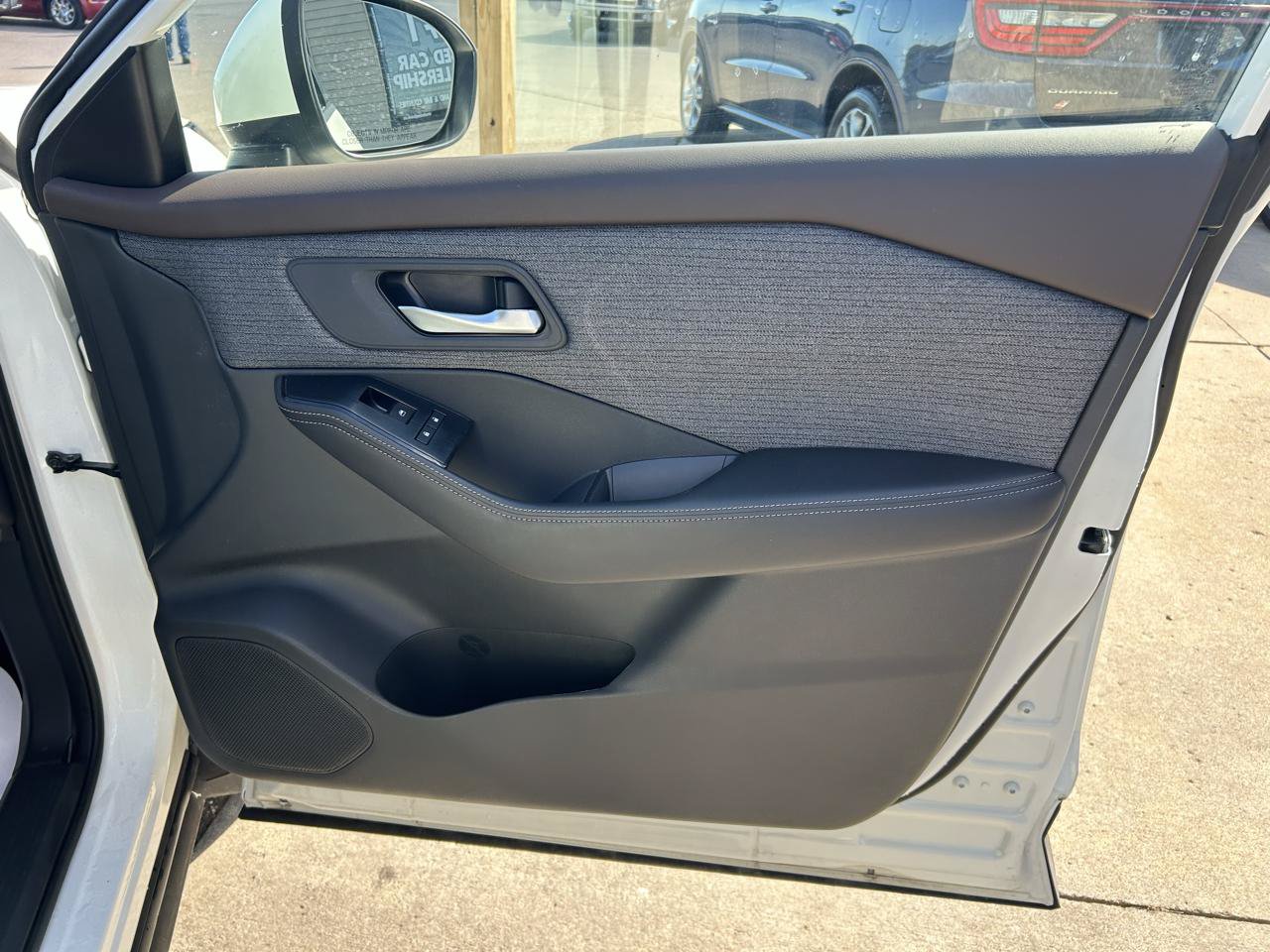 Used 2022 Nissan Rogue SV AWD/4WD image 16