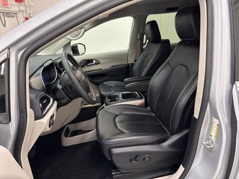 Used 2024 Chrysler Pacifica Touring-L image 13