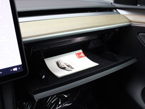 Used 2024 Tesla Model Y Long Range image 2