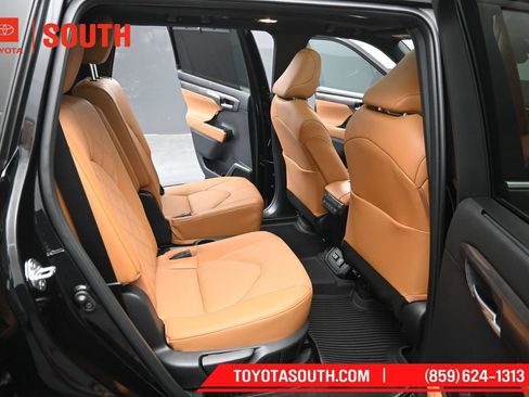 Used 2023 Toyota Highlander Platinum AWD/4WD image 36