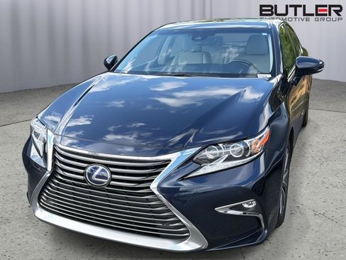Used 2017 Lexus ES 300h w/ Luxury Package FWD image 3