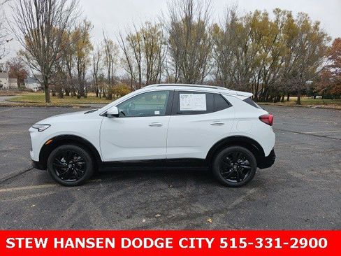 Used 2024 Buick Encore GX Sport Touring image 1