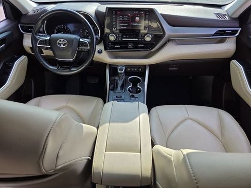 Used 2021 Toyota Highlander XLE AWD/4WD image 14