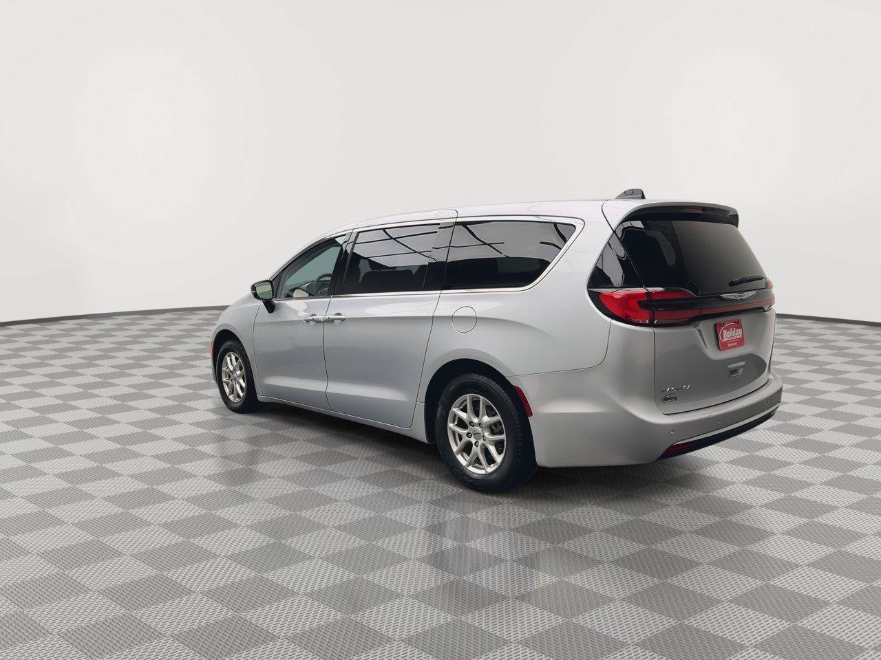 Used 2024 Chrysler Pacifica Touring-L FWD image 37