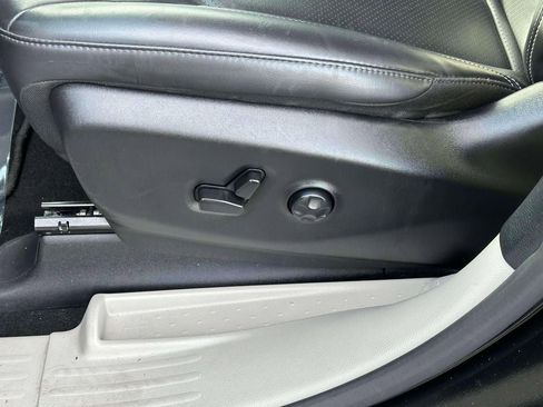 Used 2023 Chrysler Pacifica Touring-L image 19