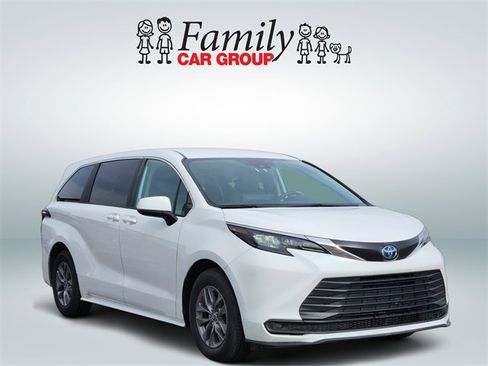 Used 2024 Toyota Sienna LE image 2