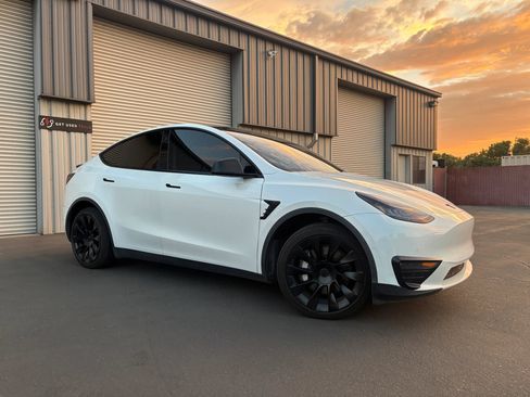 Used 2021 Tesla Model Y Long Range AWD/4WD image 2