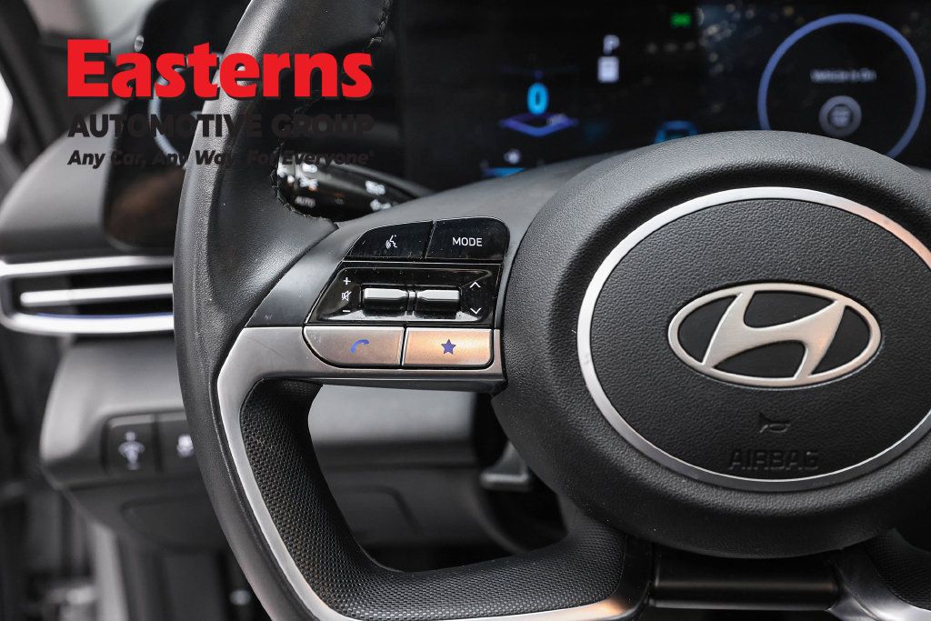 Used 2025 Hyundai Elantra SEL FWD image 17