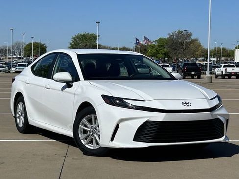 Used 2025 Toyota Camry LE image 2