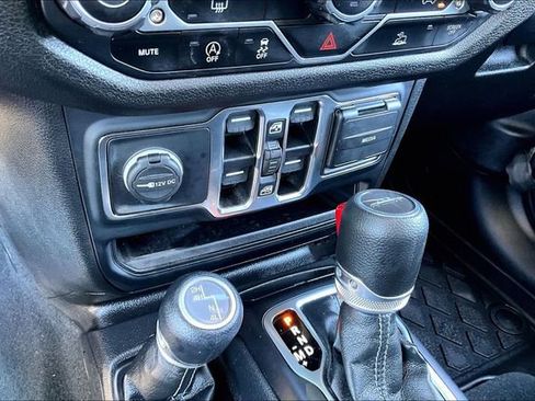 Used 2024 Jeep Gladiator Sport AWD/4WD image 23