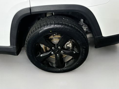 Used 2021 Jeep Grand Cherokee L Laredo RWD image 10