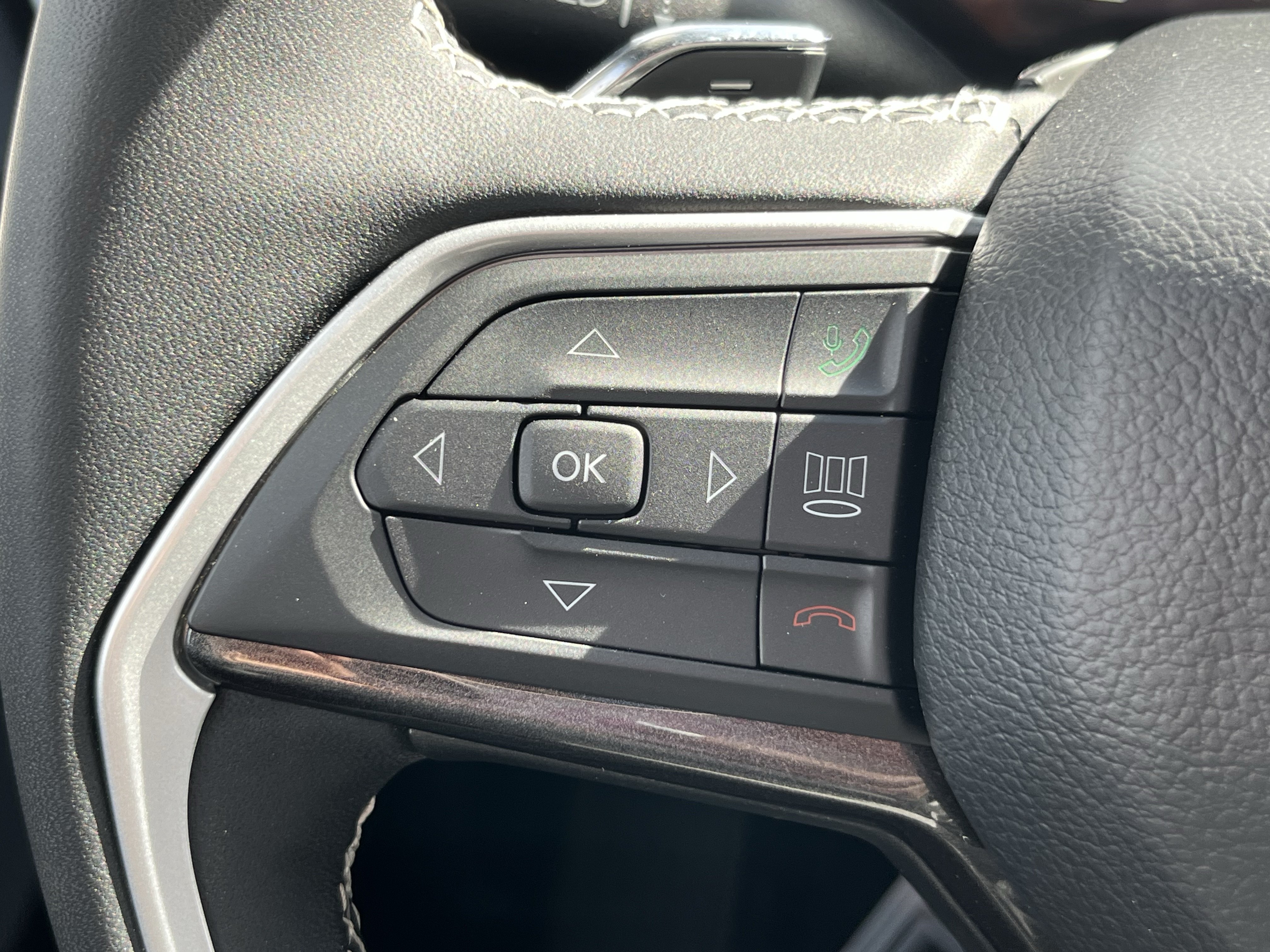 Used 2023 Jeep Grand Cherokee L Laredo AWD/4WD image 26