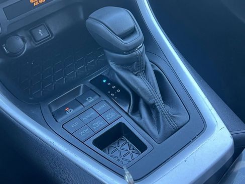 Certified 2022 Toyota RAV4 LE image 21