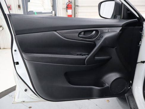 Used 2020 Nissan Rogue S image 13