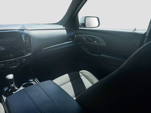 Used 2022 Chevrolet Traverse LT FWD image 19