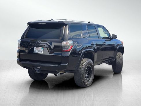 Used 2018 Toyota 4Runner SR5 AWD/4WD image 4