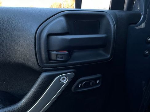 Used 2016 Jeep Wrangler Unlimited Rubicon image 13