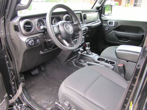 Used 2023 Jeep Gladiator Sport AWD/4WD image 13